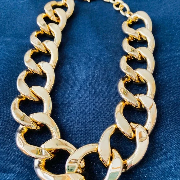 Gorgeous gold tone large link necklace - Picture 2 of 6